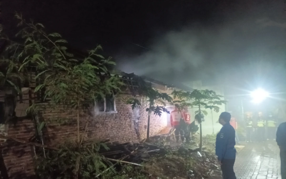 Foto Bagian samping rumah milik Iswiyani di Jalan Polowijen Gang IV Kecamatan Blimbing Kota Malang yang mengalami kebakaran pada Kamis, 23 Juli 2026 malam (Foto : Kukuh / Ketik)