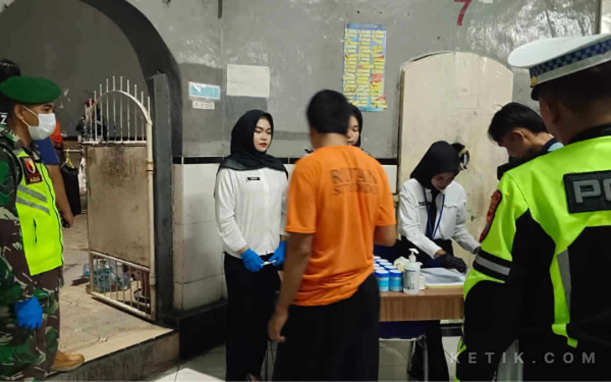 Thumbnail Berita - Rutan Situbondo Dirazia Besar-Besaran, Puluhan Barang Terlarang Ditemukan Petugas