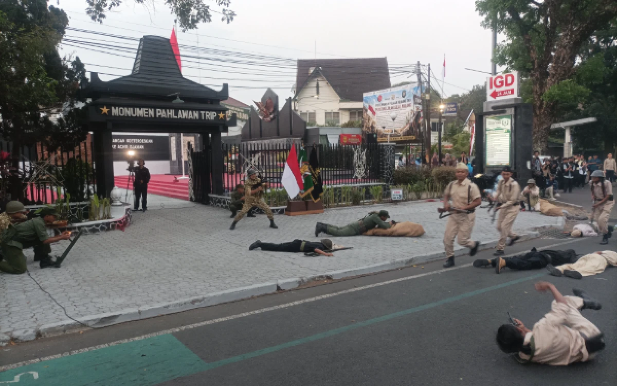 Foto Aksi teatrikal pertempuran Jalan Salak (kini Jalan Pahlawan TRIP) yang dilakukan oleh Komunitas Reenactor mewarnai kegiatan ziarah dan tabur bunga di TMP TRIP Kota Malang, Jumat, 31 Juli 2026 (Foto : Kukuh/Ketik)