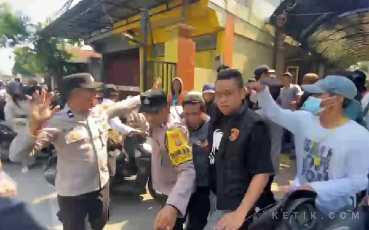 Thumbnail Berita - Berebut Telur Gratis, Sejumlah Warga Kehilangan Ponsel Saat Aksi Peternak di Kanigoro Blitar