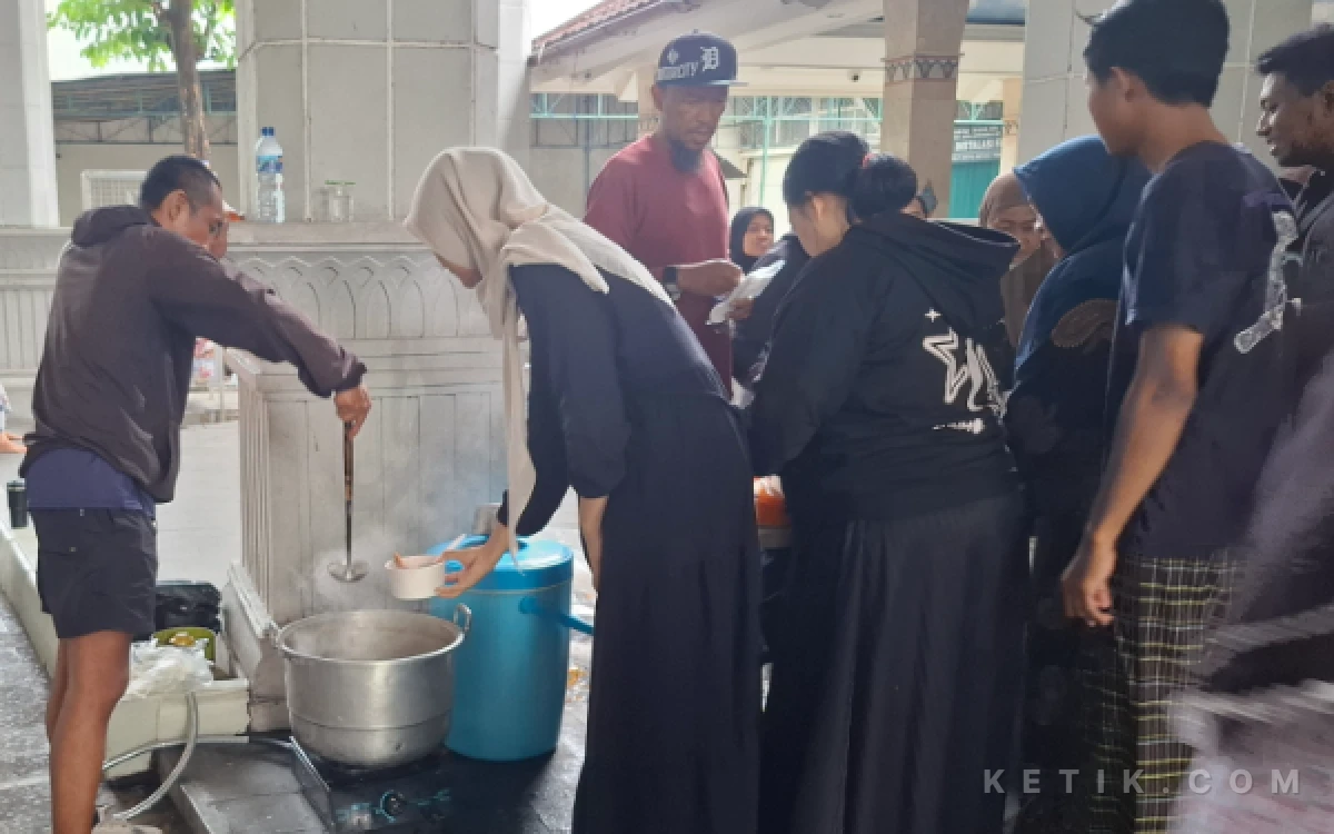 Foto Proses penyiapan kuah Sop Daging segar dilakukan langsung di lokasi untuk memastikan hidangan tetap prima saat diterima. Menu ini disambut antusiasme luar biasa dari para keluarga penunggu pasien, dan penerima manfaat lainnya. (Foto: Gina for Ketik.com)