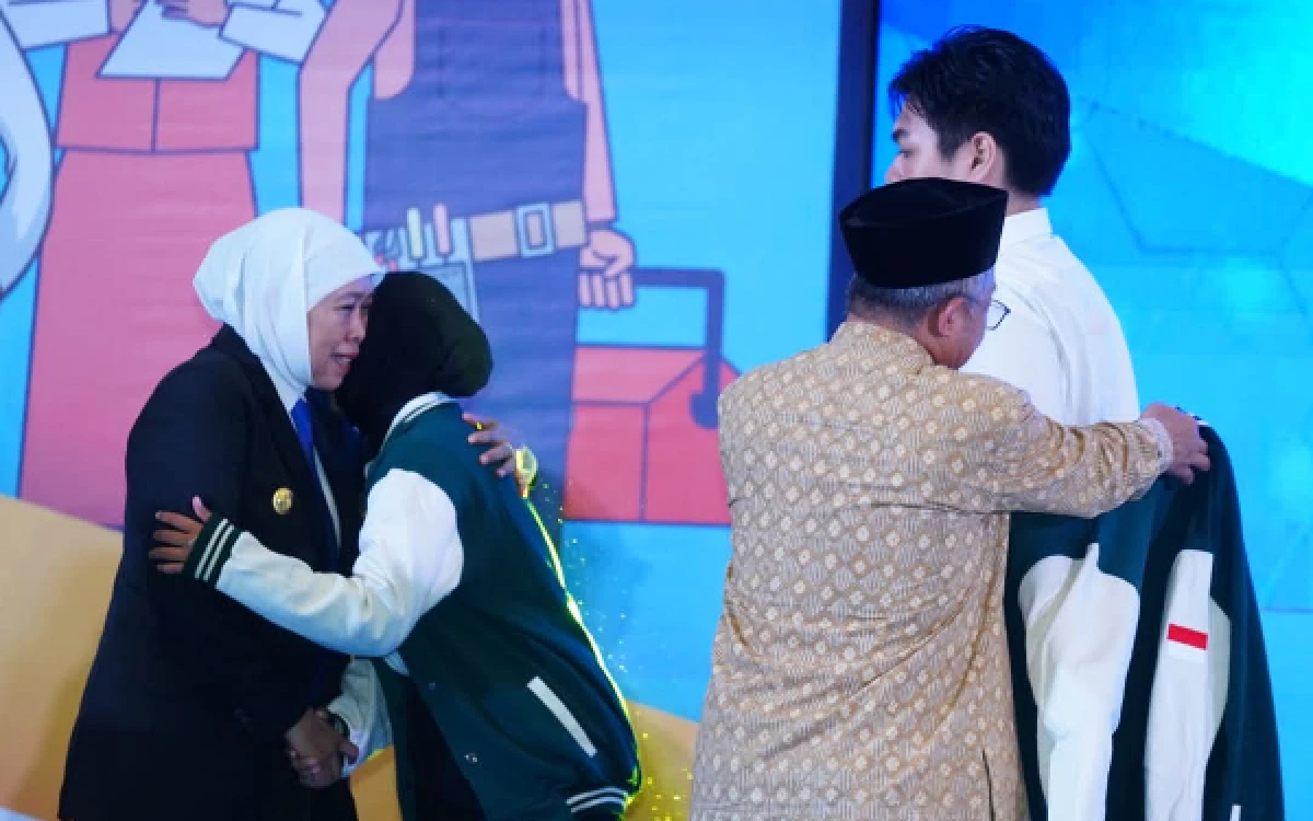 Thumbnail Berita - Gubernur Khofifah dan Mendikdasmen Lepas 3.600 Lulusan SMK/LKP Jatim Bekerja di Luar Negeri