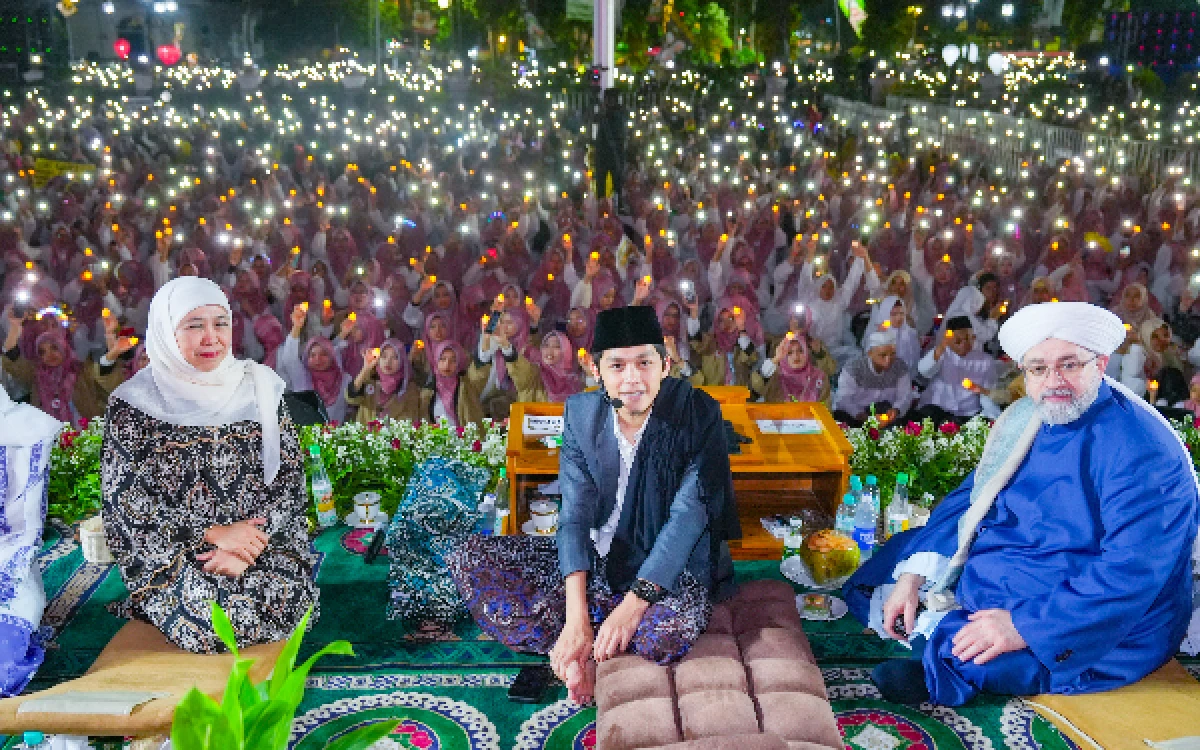 Thumbnail Berita - Gubernur Khofifah Gelar Jatim Bersholawat Bersama Gus Iqdam, 20.000 Jemaah Padati Grahadi