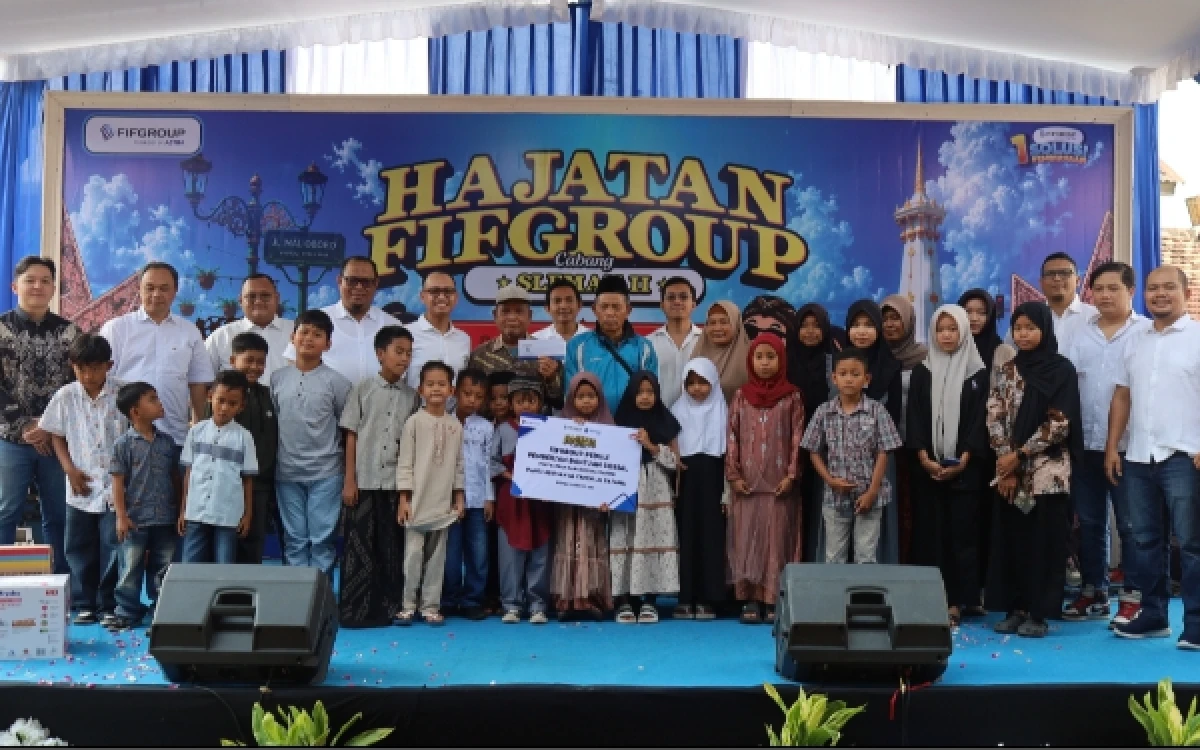 Foto Sebagai wujud kepedulian sosial, Kepala Wilayah FIFGROUP Area DIY, Wibowo Pramonto, bersama jajaran manajemen menyerahkan secara langsung bantuan kepada perwakilan Panti Asuhan AL Yamin Lil Yatama. Penyerahan bakti sosial tersebut dilangsungkan di pelataran Kantor Cabang FIFGROUP Sleman II pada Jumat, 7 Agustus 2026, di sela-sela kemeriahan rangkaian acara hajatan. (Foto: FIF Slm for Ketik.com)