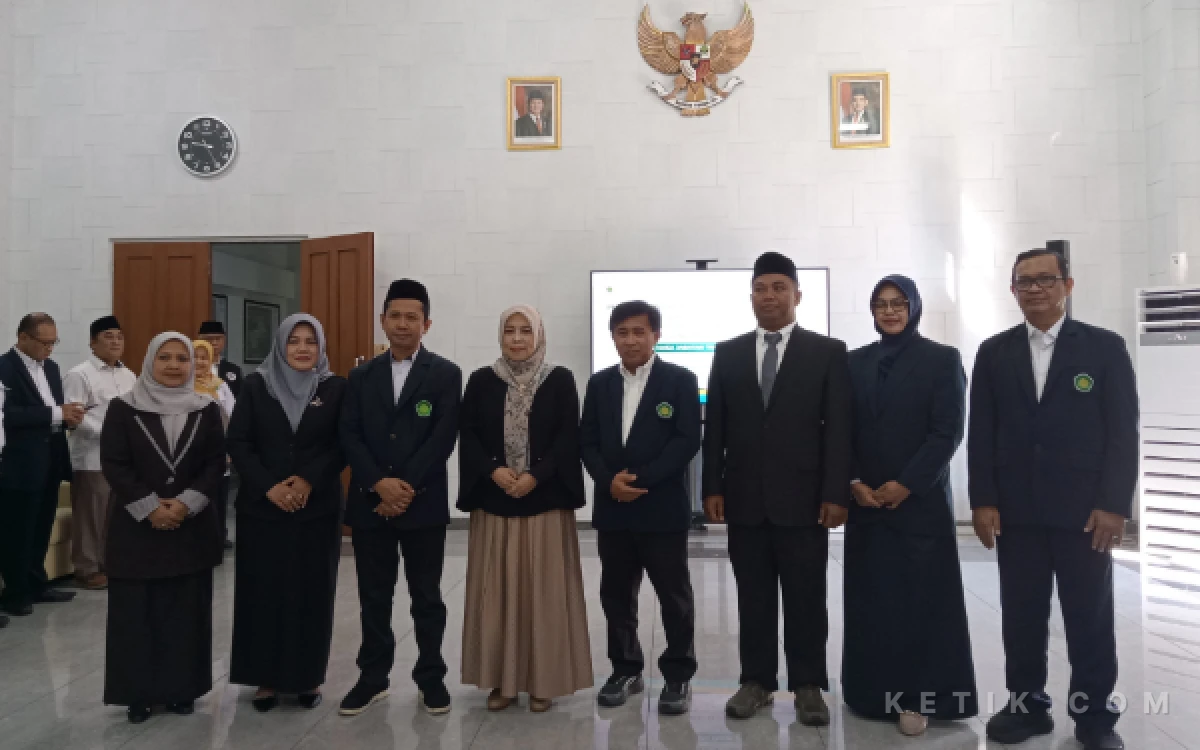 Foto Dekan dan wakil dekan Fakultas Teknik serta Fakultas Ushuluddin dan Studi Islam siap mengemban amanah Rektor UIN Malang setelah pelantikan. (Foto: Aliyah/Ketik.com)