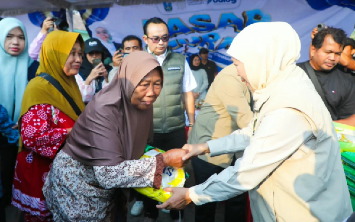 Thumbnail Berita - Gubernur Khofifah Terus Gencarkan Pasar Murah untuk Jaga Daya Beli Masyarakat, Warga Pulung Ponorogo Antusias Belanja Kebutuhan Pokok