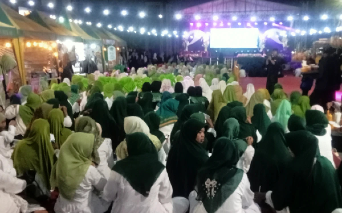 Thumbnail Berita - Ribuan Nahdliyin Padati Istighatsah dan Resepsi HSN 2026 PCNU Sumenep, Sejumlah Tokoh Terima Santri Award