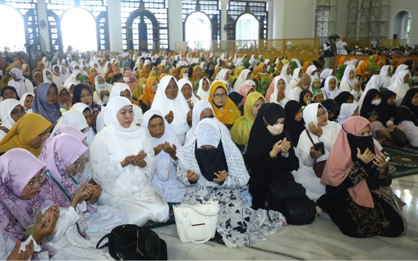 Thumbnail Khofifah Berbaur dengan 25.000 Jamaah Khotmil Qur'an-Istghosah Kubro TPQ An-NahdIiyah