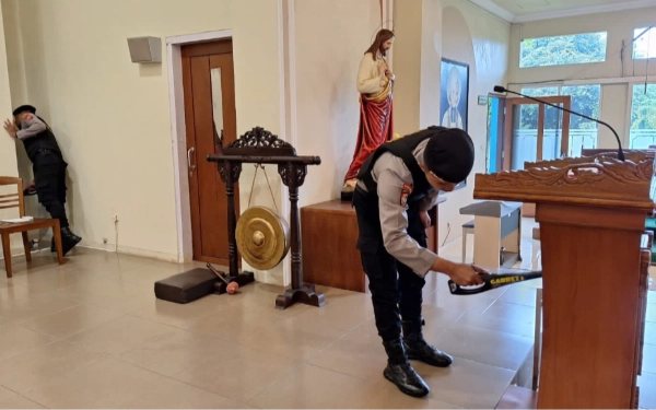 Amankan Misa Kenaikan Yesus Kristus, Polres Malang Sterilisasi Gereja Gunakan Metal Detektor