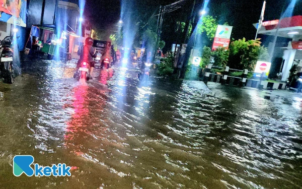 Thumbnail Berita - Surabaya Utara "Tenggelam"! Hujan Deras Picu Banjir Parah, Warga Geram