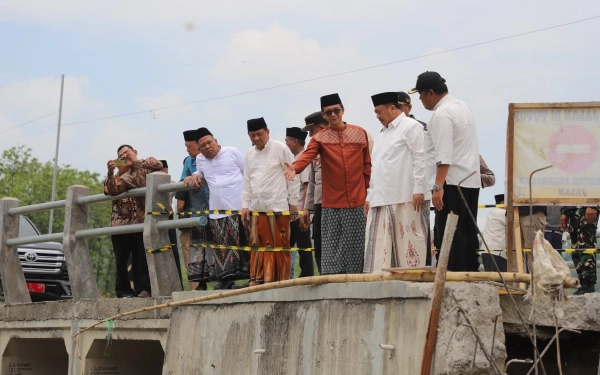 Thumbnail Bupati Jombang Warsubi Cek Jalan Ambles di Asemgede Ngusikan, Pastikan Segera Diperbaiki