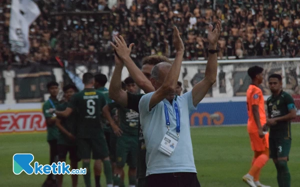 Thumbnail Pelatih Arema Akui Keunggulan Persebaya, Rivalitas Hanya 90 Menit