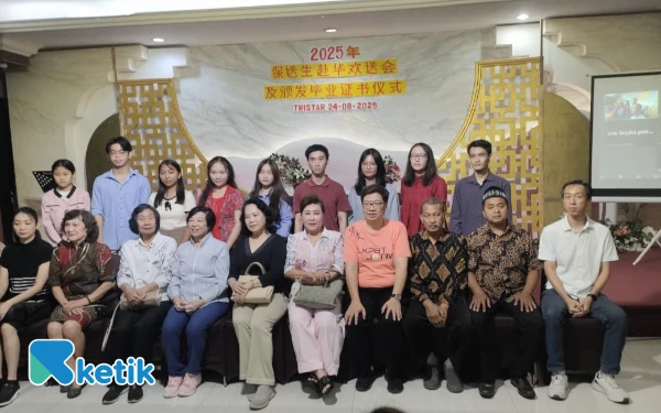 Thumbnail Berita - SMA Nurul Jadid Paiton Lepas Dua Siswi ke Tiongkok