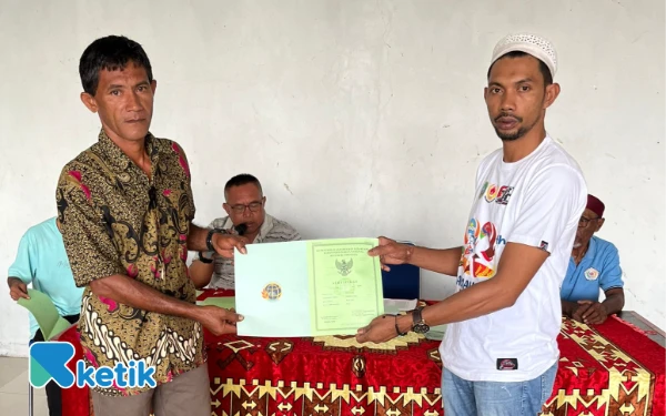 Thumbnail Berita - Kepala Desa Kaireu Halsel Serahkan Ratusan Sertifikat Hindari Konflik Tanah