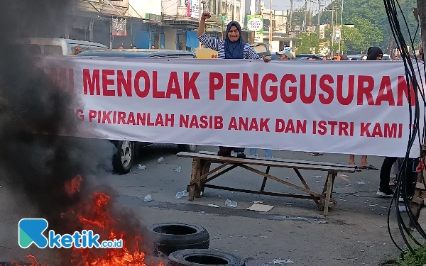 Thumbnail Hendak Ditertibkan Pasukan Gabungan, PKL Pepelegi Sidoarjo Jualan seperti Biasa