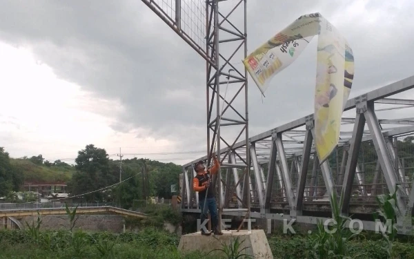Bapenda Situbondo Tertibkan Ratusan Reklame Tanpa Pajak