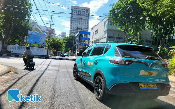 Bye-bye Polusi! Taksi Listrik Surabaya Mengaspal, Solusi Ngetrip Hemat dan Bebas Emisi