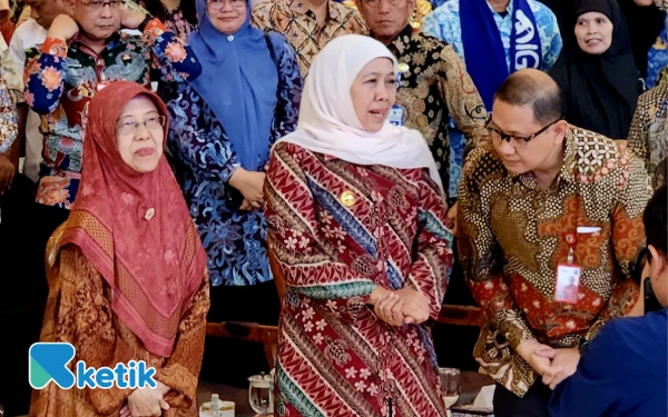 Thumbnail Berita - Detik-Detik Khofifah Menangis di Podium Hari Guru! Tersedu Sebut Nama Guru SD dan SMA, Minta Kadisdik Lanjutkan Sambutan