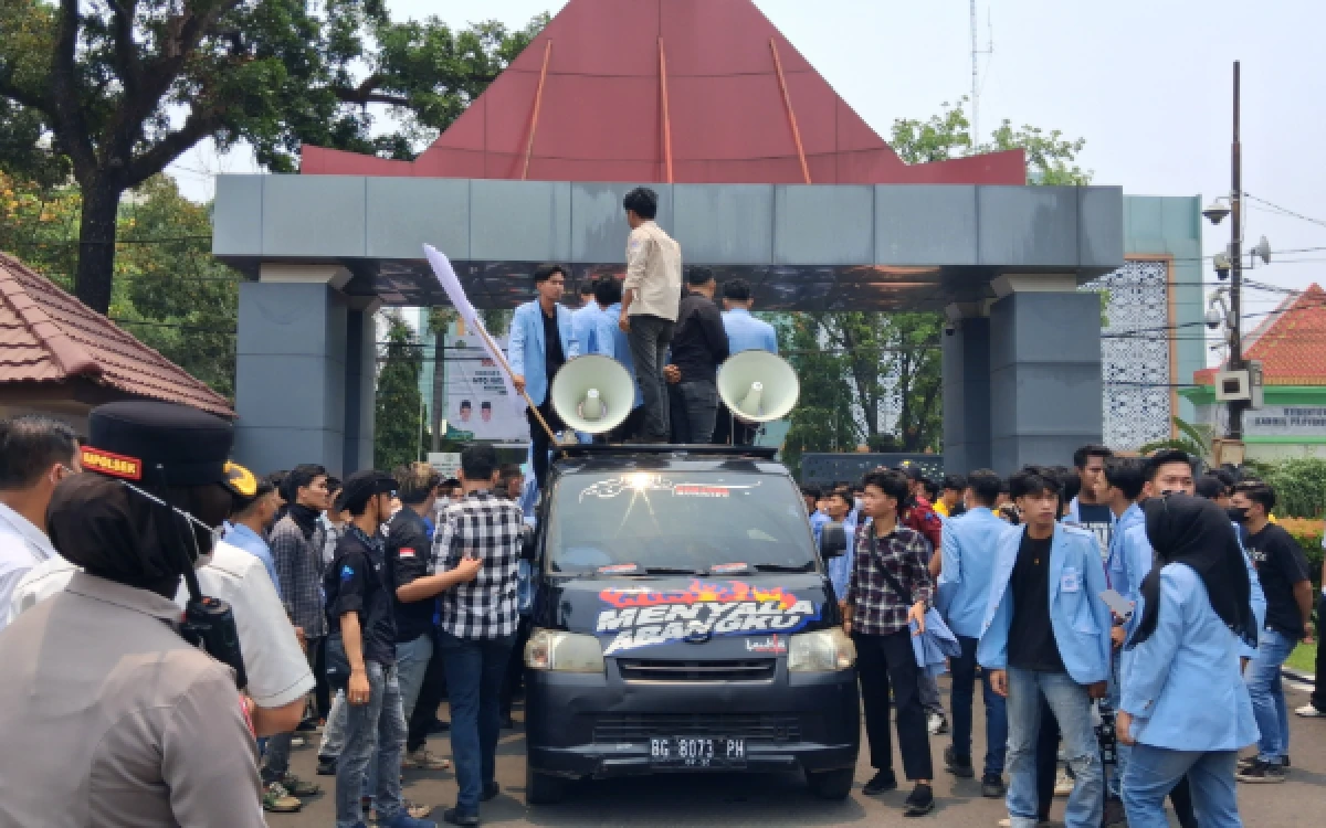 Foto Ratusan mahasiswa menggelar aksi unjuk rasa di Kantor Gubernur Sumatera Selatan, Senin 5 Oktober 2026. (Foto : Yola/Ketik.com)