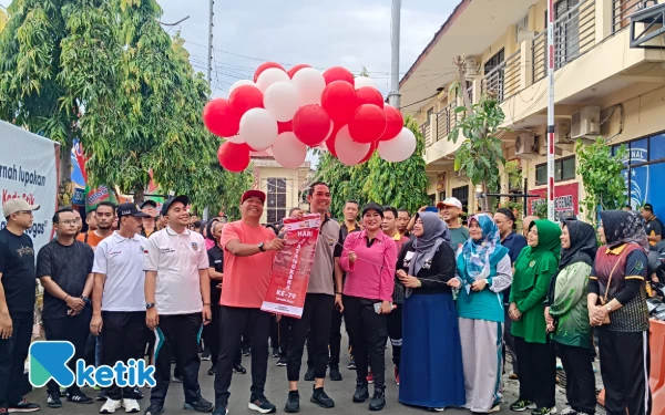 Thumbnail Berita - Peringati HUT Ke-79 Bhayangkara, Forkipimda Situbondo Jalan Sehat Bersama