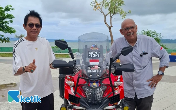 Ekspedisi Khatulistiwa Malaysia Singgahi Guruapin, Zamri Serahkan Plakat ke Pemkab Halmahera Selatan