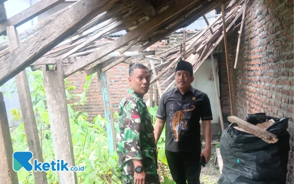 Thumbnail Anggota DPRD Sidoarjo Dhamroni Datangi Rumah Janda yang Mau Ambruk, Baznas Langsung Perbaiki