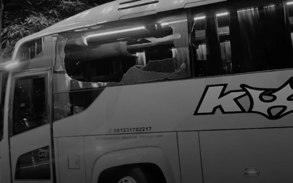 Thumbnail Aremania Diduga Serang Bus Persik Kediri dengan Batu Setelah Pertandingan Liga 1 di Kanjuruhan