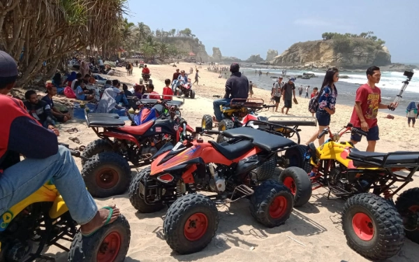 Mau Petualangan dan Seru-seruan? Yuk, Cobain Keliling Pantai Klayar Pacitan dengan Naik ATV!