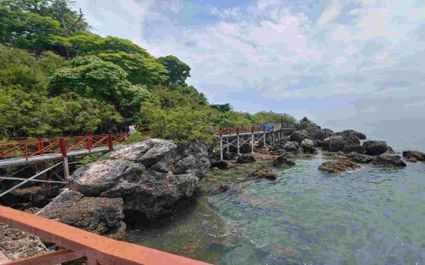 Pantai Jumiang Pamekasan, Menyusuri Kisah Buju’ Adirasa di Selatan Madura