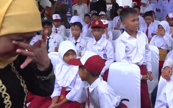 Momentum Ini Buat Khofifah Menangis Saat Peringati Hardiknas 2025