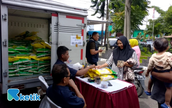 Thumbnail Berita - Warga Borong Beras SPHP di Pasar Murah Pujon yang Digelar Disperindag Kabupaten Malang