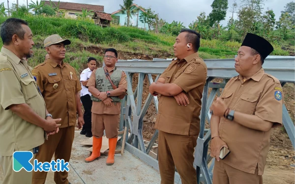 Thumbnail Berita - Bupati Situbondo Tinjau Progres Pembangunan Jembatan dan Bronjong di Desa Rajekwesi