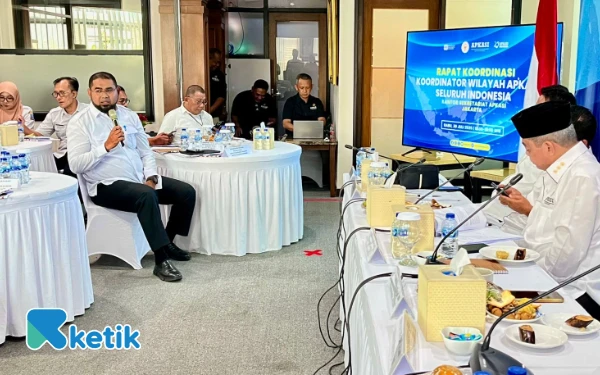 Thumbnail Berita - Bassam Kasuba Sulam Aspirasi Halmahera Selatan di Rumah Apkasi