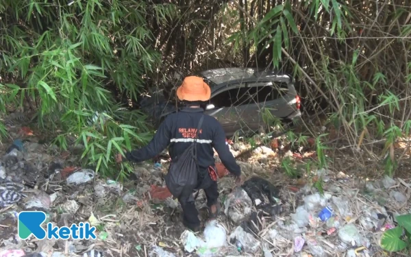 Thumbnail Berita - Longsor Timpa Mobil, Jalur Wisata Pacet-Trawas Ditutup