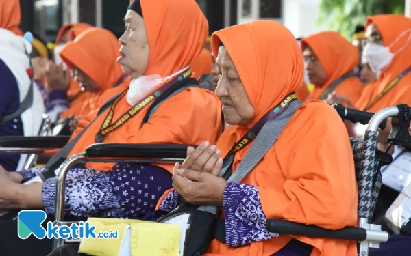 Thumbnail Berita - CJH Sidoarjo Pertama Terbang ke Makkah, Dilepas Bupati Subandi Masuk Kloter 11