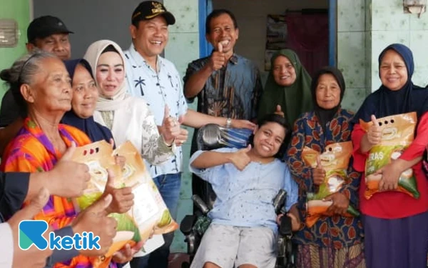 Tiga Warga Disabilitas Gembira, Bupati Sidoarjo Subandi Bantu Kursi Roda