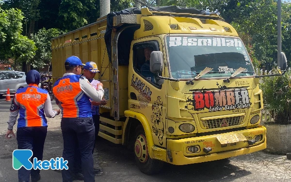 Thumbnail Berita - Gelar Razia Gabungan, Dishub Kota Malang Tegaskan Angkutan Barang Harus Patuhi Aturan