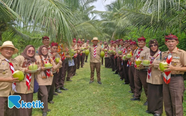 Thumbnail Berita - Kwarda Pramuka DKI Jakarta Terpukau, Ada Kelapa Dipetik Bukan Dipanjat di Jember
