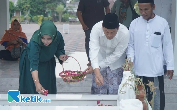 Thumbnail Calon Bupati Sidoarjo Subandi dan Cawabup Mimik Kagumi Keteladanan Mbah Ud  dan Bupati Sidoarjo