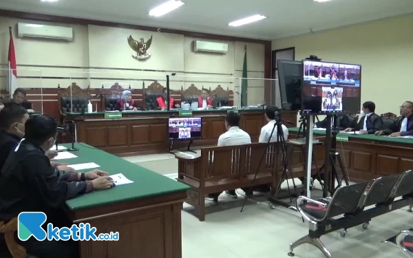 Thumbnail Sahat Terima Uang Suap Dana Hibah dari Terdakwa di Parkiran JMP