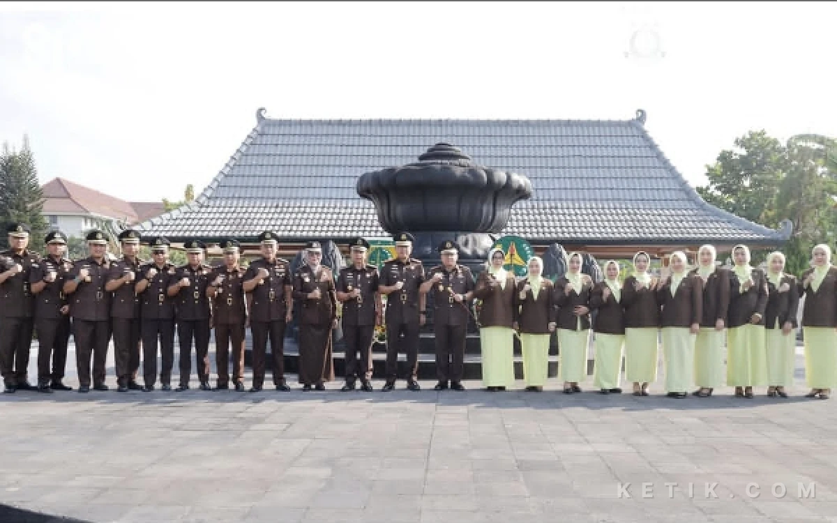 Foto Kajati DIY, Wakajati, pejabat Kejati DIY serta Ikatan Adhyaksa Dharmakarini (IAD) berfoto bersama di TMP Kusumanegara, Yogyakarta, Selasa 2 September 2026. Ziarah dan tabur bunga dilaksanakan untuk mengenang jasa para pahlawan dalam merayakan Harlah Kejaksaan Ke-81. (Foto: Penkum Kejati DIY for Ketik.com)