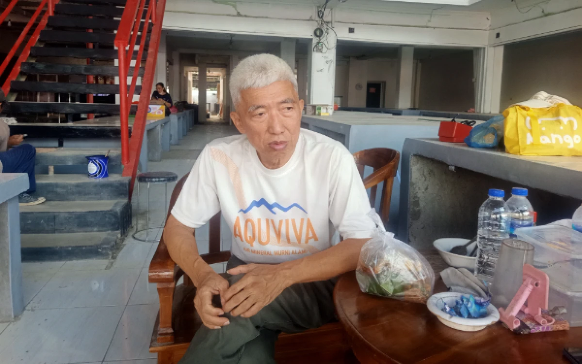 Foto Pemilik Keraton UMKM Lebak Ruhay, Salim, menjelaskan konsep pembangunan pusat UMKM yang akan menjadi sentra produk unggulan dan kuliner khas Kabupaten Lebak. (Foto: Abdul Kohar/Ketik com)