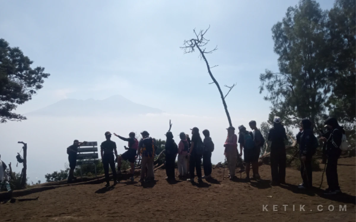 Thumbnail Berita - Gunung Bokong, Destinasi Favorit Pendaki Pemula dengan Jalur Trekking yang Ramah