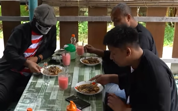 Thumbnail Campor Lorjuk Bu Iis di Pamekasan, Warung Sederhana yang Jadi Jujugan Para Pesohor