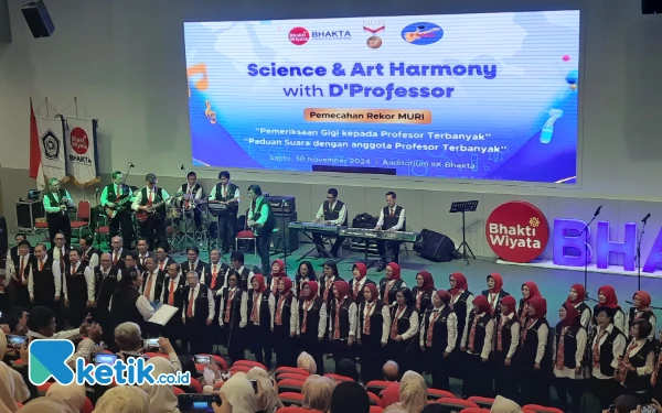 Thumbnail Pemeriksaan Gigi dan Paduan Suara Profesor Terbanyak di IIK Bhakti Wiyata Kediri Sabet Rekor Muri