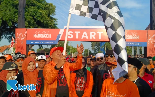 Thumbnail Berita - Bupati Situbondo Lepas Puluhan Ribu Peserta Jalan Sehat Maronggi, Masyarakat Antusias!