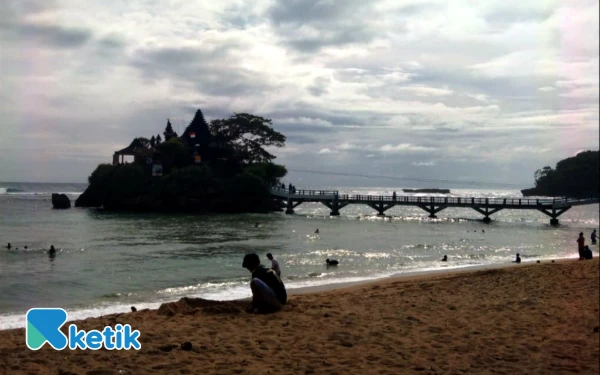Thumbnail Berita - Pantai Balekambang Sepi, Kunjungan Wisatawan Anjlok 80 Persen saat Libur Natal