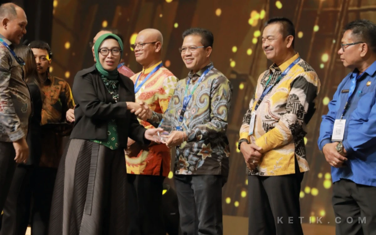 Thumbnail Berita - Jadi Pelopor Tata Kelola Pemerintah Daerah Dalam Mendukung Panas Bumi, Bupati KDS Raih Penghargaan Kementerian ESDM