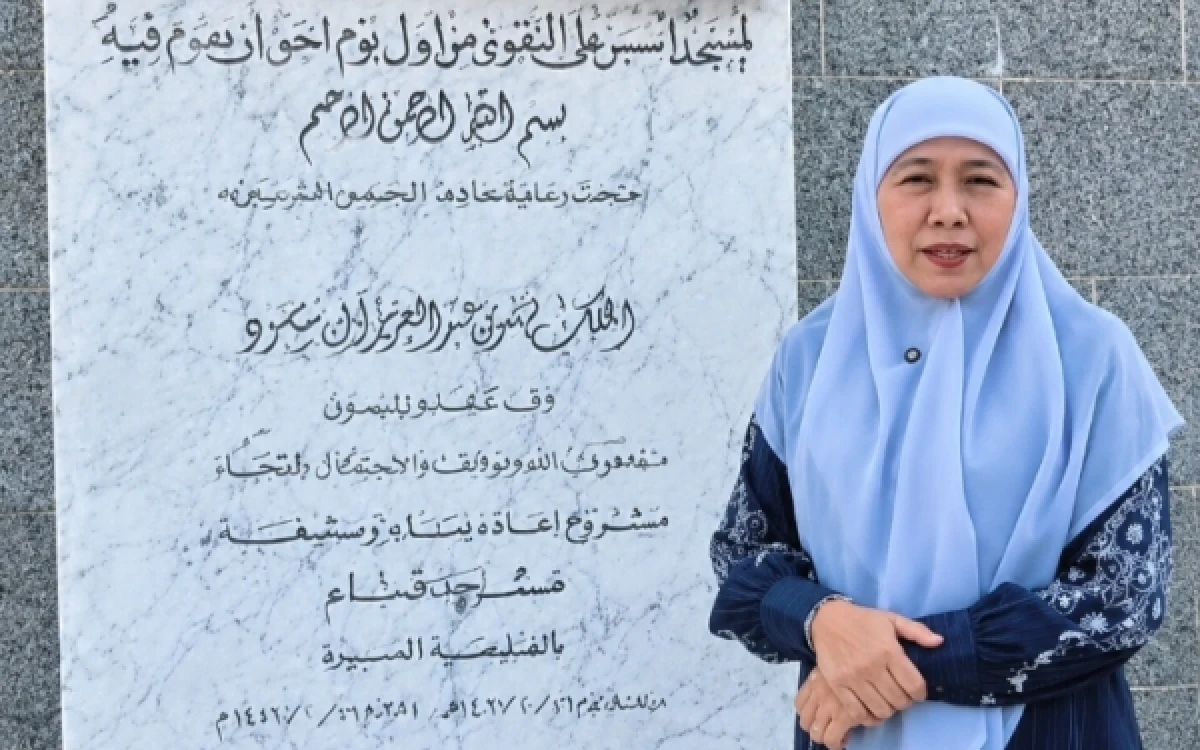 Thumbnail Berita - Gubernur Jatim Khofifah Indar Parawansa Bagikan Momen Ziarah ke Masjid Quba di Madinah