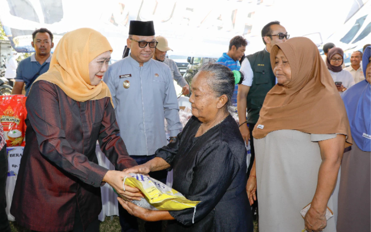 Thumbnail Berita - Gubernur Khofifah Perluas Pasar Murah hingga Banyuwangi, Perkuat Pengendalian Inflasi dan Jaga Daya Beli Masyarakat